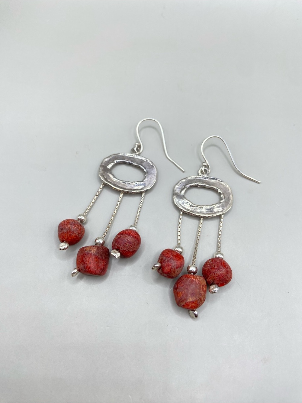 Vintage Silpada Sterling Silver Hammered Oval Red Coral Earrings - Picture 4 of 7